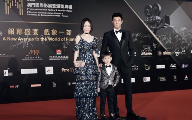 时尚不分年纪！5岁嗯哼牵妈出镜，穿睡衣风衬衫还单手插兜扮酷