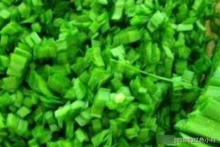  「韭菜玉米制」钓鱼如何快速聚鱼？韭菜玉米这样制窝料诱钓草鱼不跑空