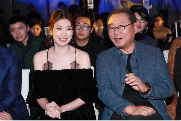 贾静雯敢穿，吊带裙明艳动人，网友:好担心会掉下来，想帮她接住