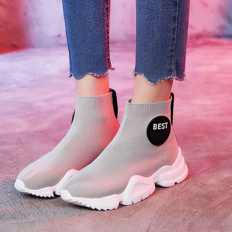 刚问世就秒杀老爹鞋的“袜子鞋”，满足女人对显细腿的要求，美翻