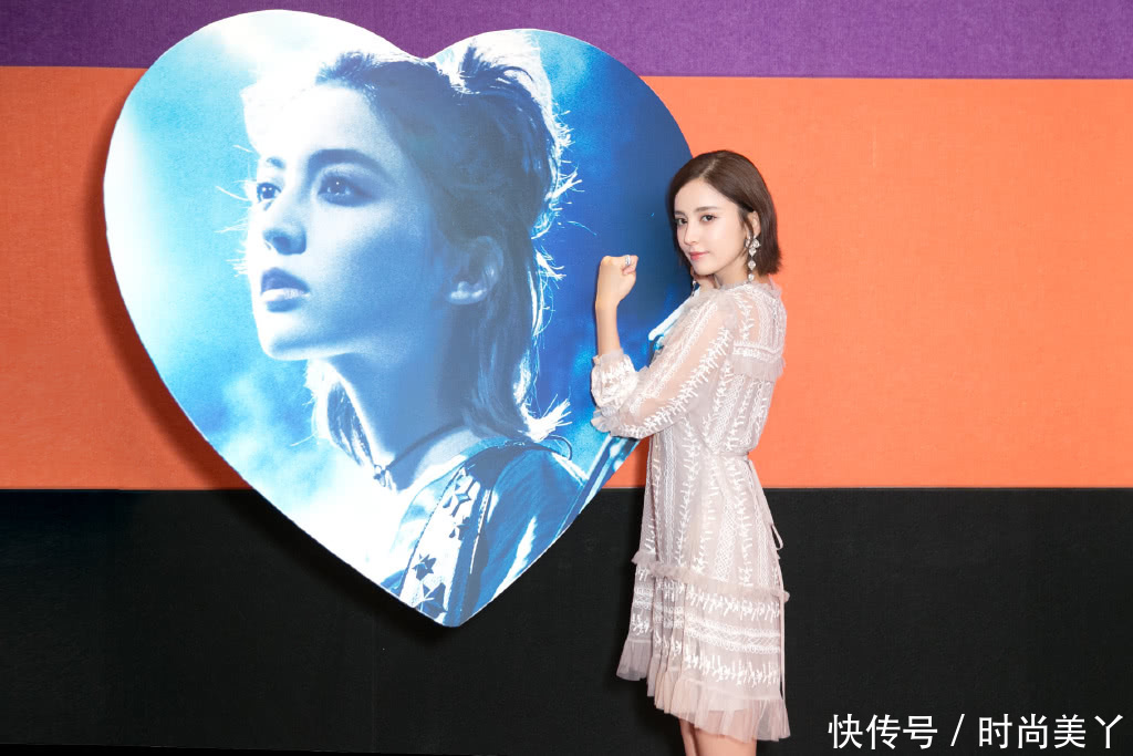 古力娜扎穿蕾丝裙优雅动人,大长腿太惊艳,网友:身材比例真好!