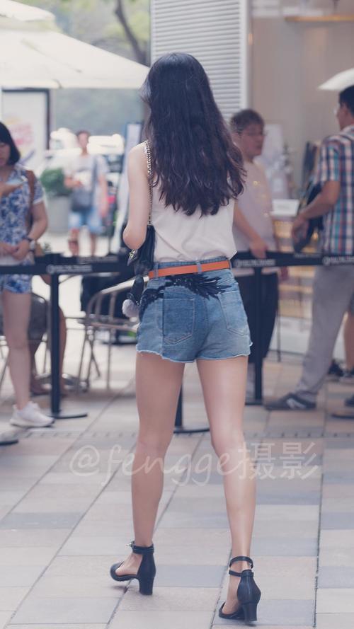 街拍：穿牛仔短裤的长腿姑娘，长相美，气质佳，人品更是好