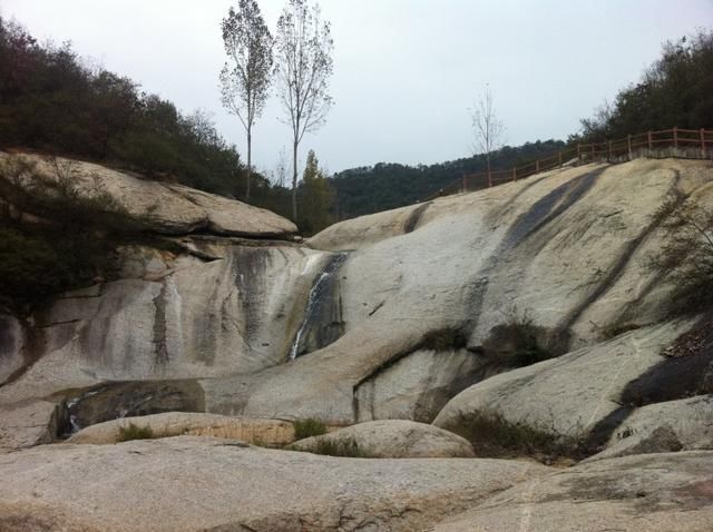 河南有一风景如画的河谷景区，红石遍布瀑潭相连，吃住便宜无门票