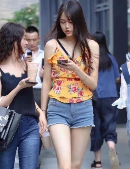 『美女』街拍:皮肤白皙的美女,一条黑色的连衣裙,时尚优雅气质十足