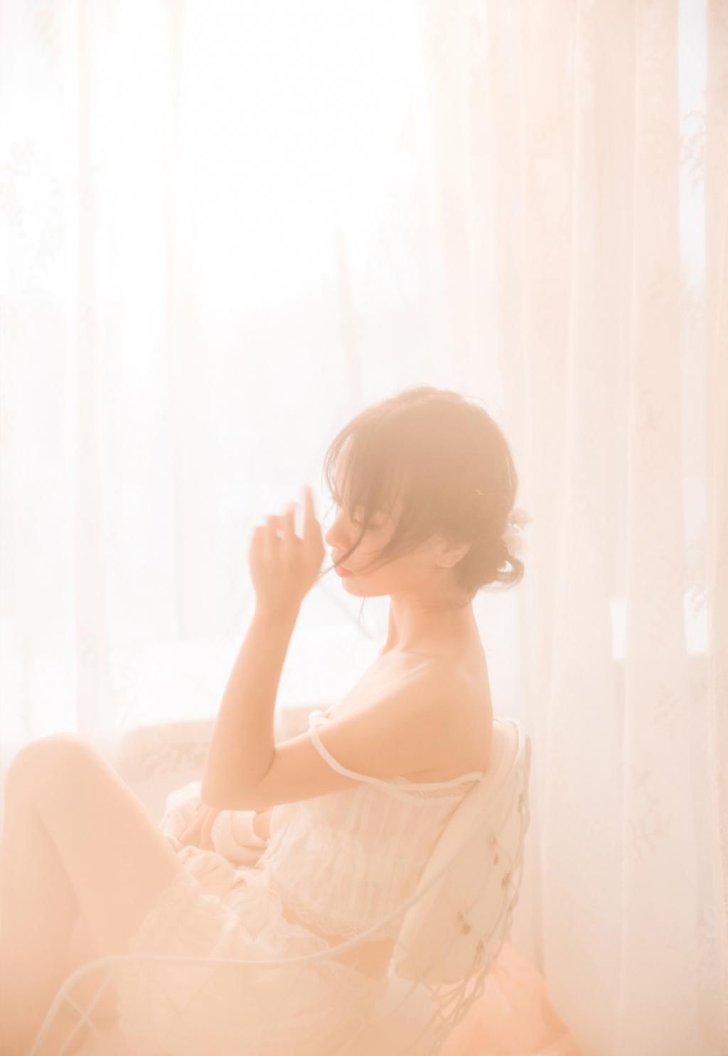 性感吊带内衣美女薄纱妖娆写真图片