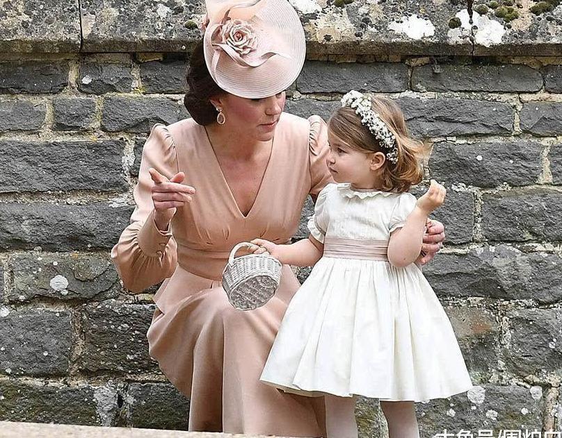 凯特王妃和夏洛特公主为何总穿相似的衣服? 专家: 王室精心策划