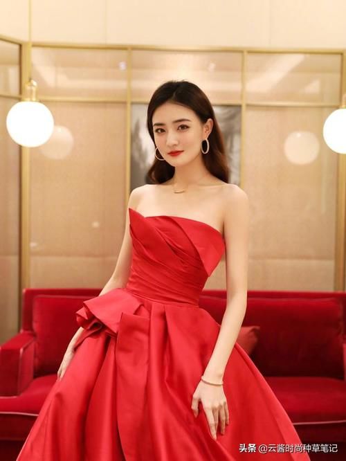『 看起来』穿红色玫瑰抹胸长裙，尽显东方女人韵味，徐璐气质让人沦陷