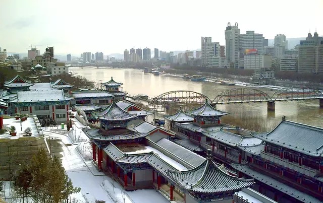 最穷二线城市：投资200亿挖穿黄河也要建地铁，如今建成创造奇迹