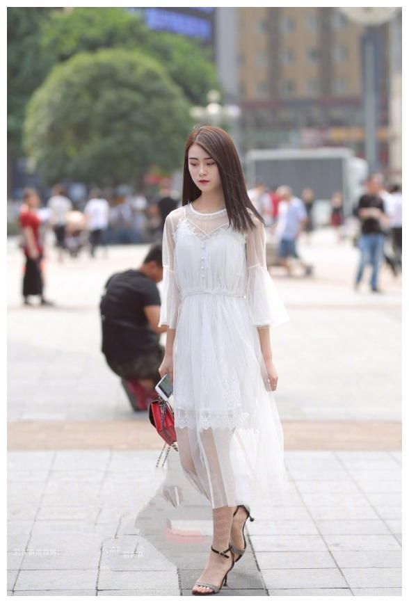 街拍:图1颜值高身材好，图2日系风范，图3性感女人味!