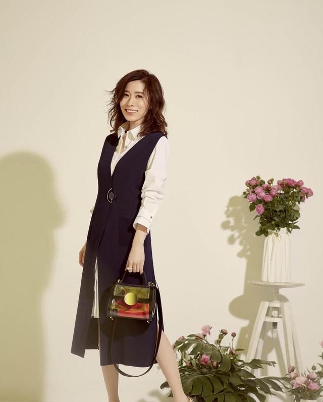 佘诗曼终于栽了！短裤配长筒靴就算了，还套个长筒袜是几个意思？