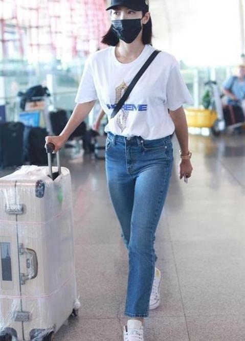 宋茜腿是有多粗？硬是把阔腿裤穿成紧身裤，网友：这绝不止90斤！