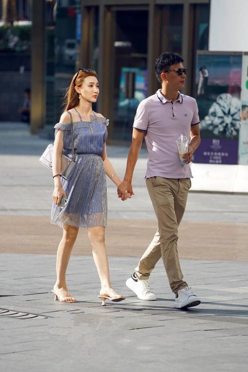 路人街拍，小姐姐一身短裙在阳光下闪闪发光，发色靓丽惹人注目