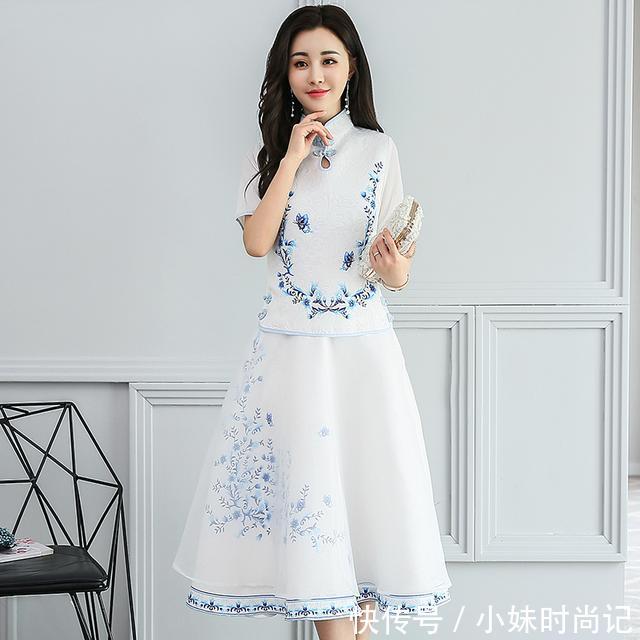 复古印花:茶女穿这么古韵幽幽的旗袍,会更显安静优雅哦