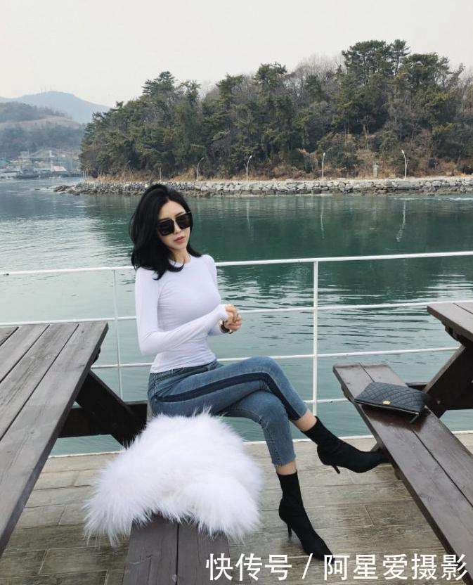 街拍：风景虽好人更美, 美女穿搭休闲, 窈窕身材更引人注目欣赏