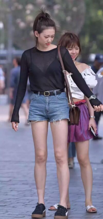 牛仔裤搭配黑丝薄纱上衣，时尚与美感兼具，不妨你也来试试