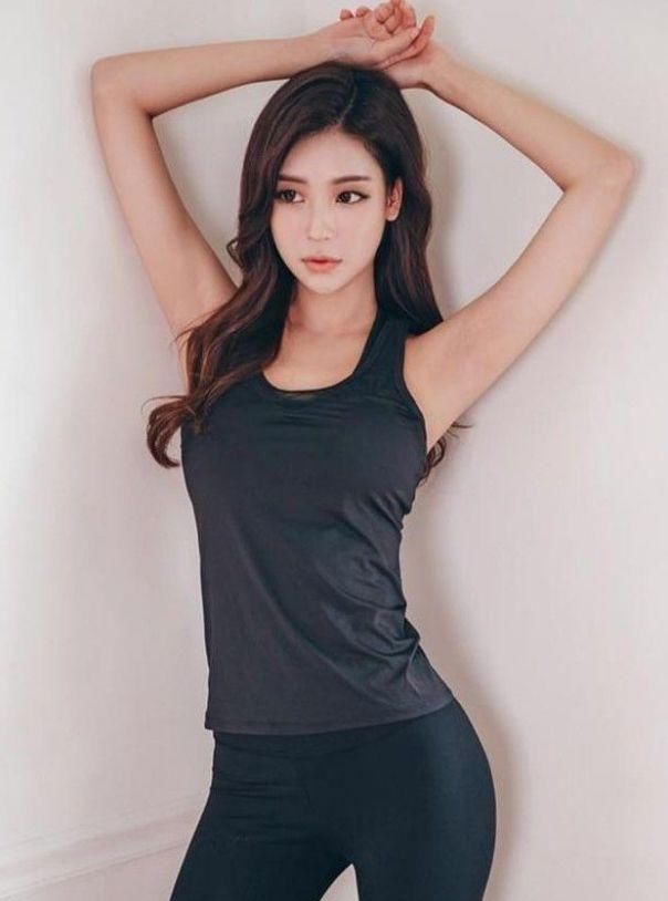  【美女】街拍：个性曼妙的紧身打底裤美女，让人一眼难忘！