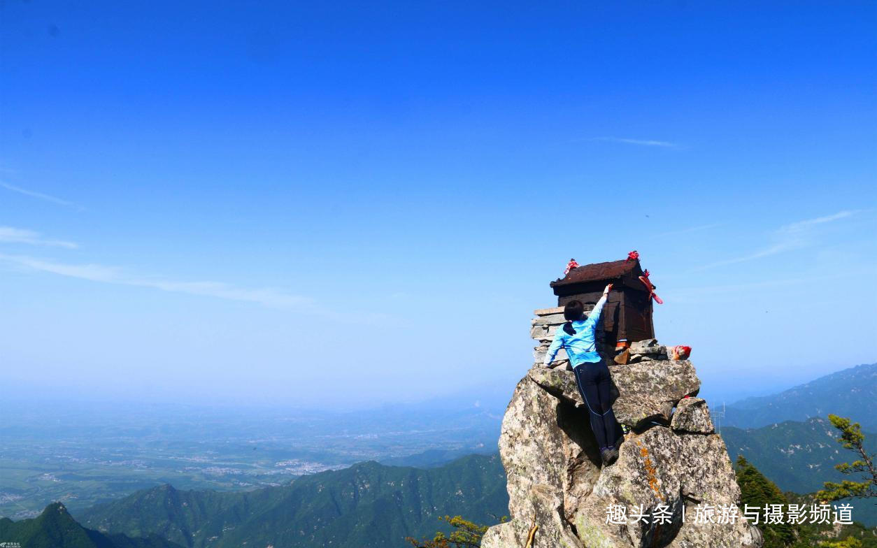 中国一山顶巨石上，放着“一吨重铁庙”四周皆悬崖却千年不倒