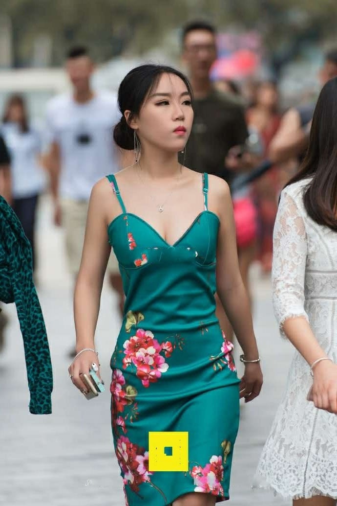 小姐姐穿中国风的吊带连衣裙，性感身材很吸睛，网友：这纹身霸气