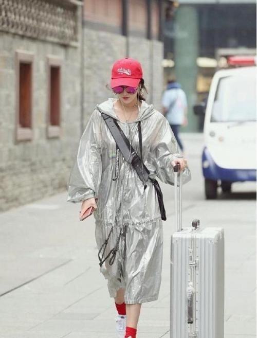  『粉色』路人街拍：小姐姐穿着简约的粉色T恤，充满了女性的韵味
