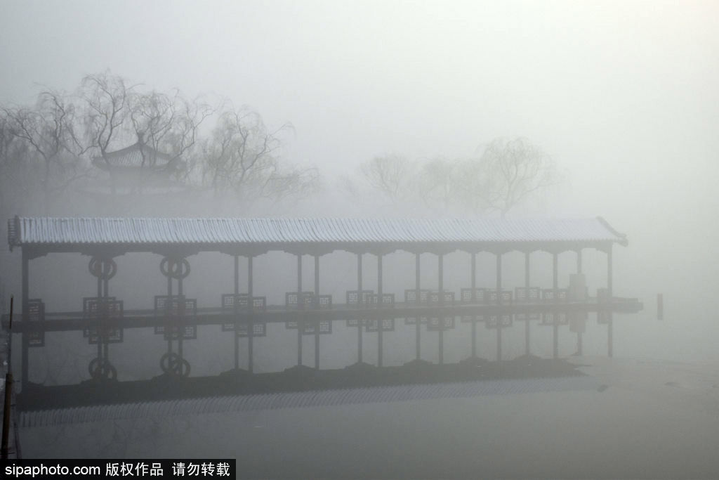 北京颐和园景区雪后惊现平流雾奇观 云雾飘渺宛如仙境