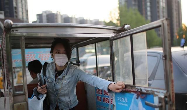 直击女大学生放弃安逸的银行工作，选择成为一名模特的真实生活