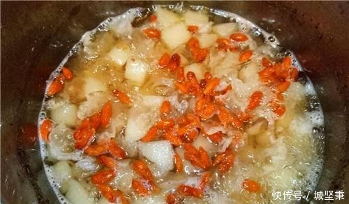 「雪梨银耳羹」雪梨和它煮,是天然“玻尿酸”,常喝皮肤细嫩白皙不长斑,人更美!