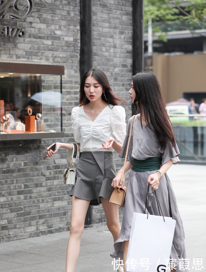 街拍：美女气质绝佳，颜值爆表，注定是街头的焦点