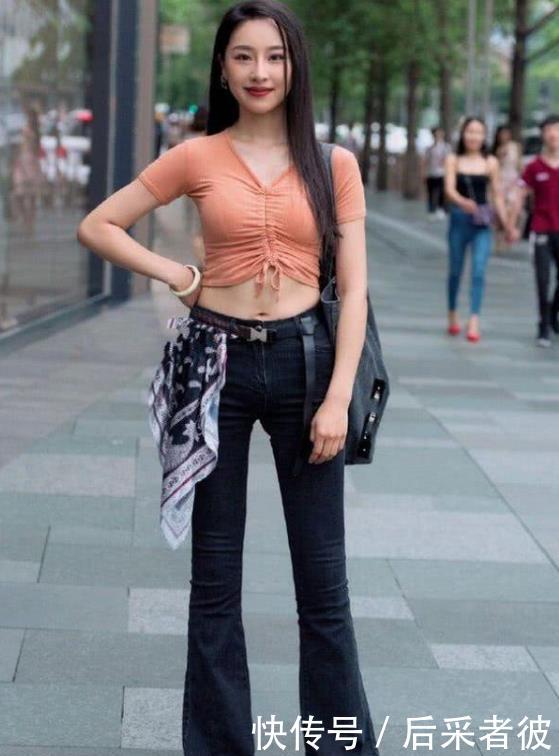 『美女』街拍:薄粉敷面的美女,一件绿色上衣配牛仔裤,时尚清新气息
