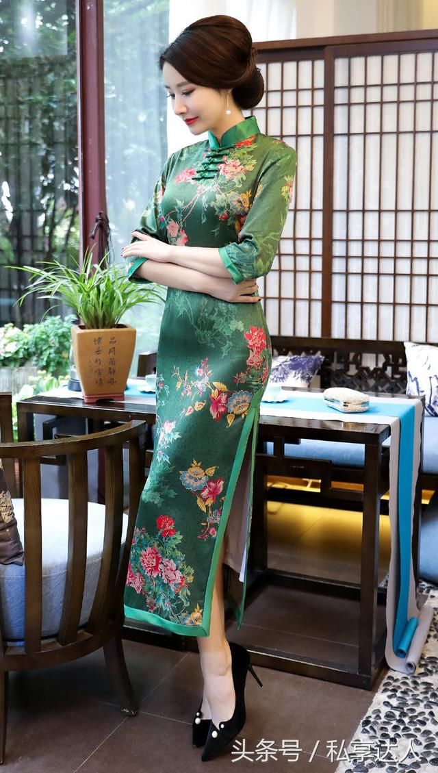 轻盈飘逸的长款香云纱旗袍裙，更有妩媚风情，更显优雅气质