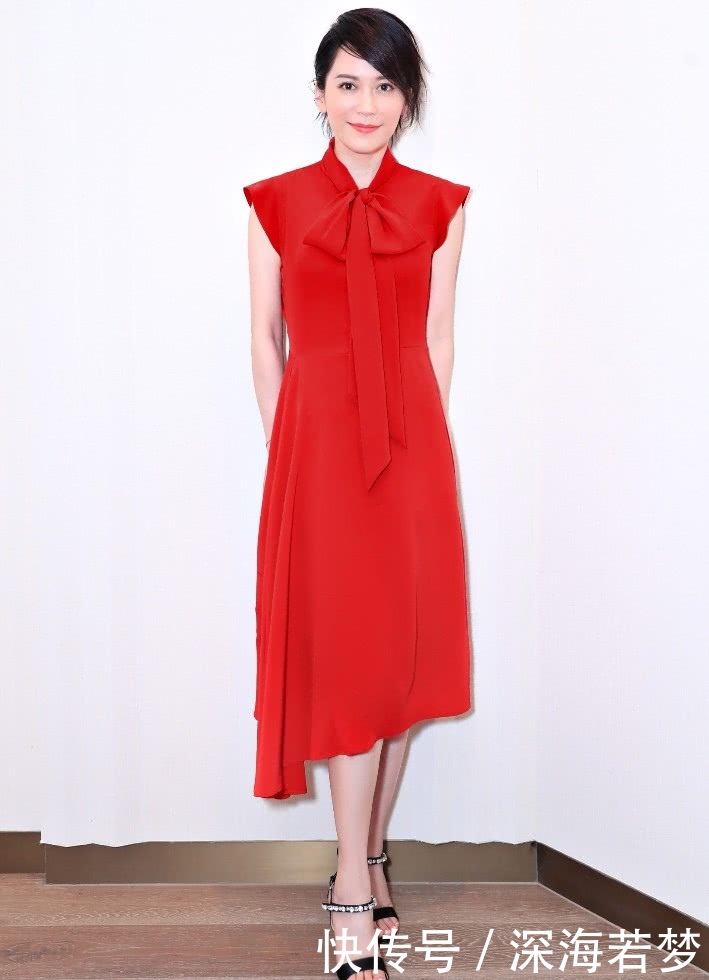 年近半百的俞飞鸿穿V领长裙出席活动,“冻龄女神”大秀女人味!