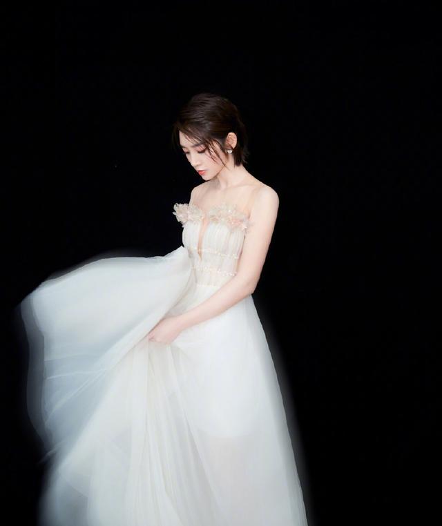 唐艺昕真厉害！透明鞋+小香风连衣裙，网友：一般人还真不敢穿