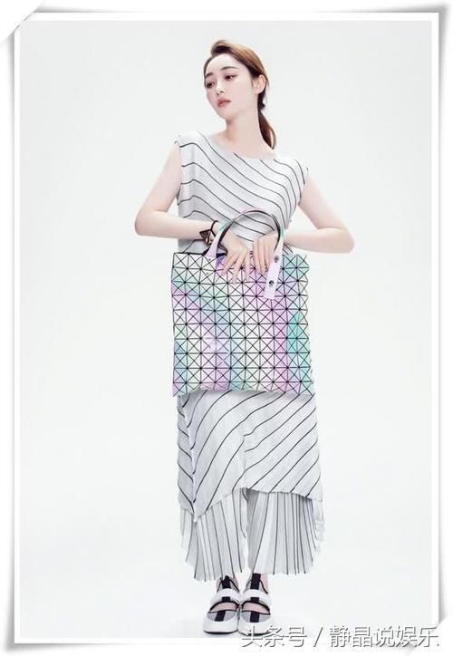 蒋梦婕终于放开了!跟风穿起了“狗撕裤”，网友:不走光算你厉害