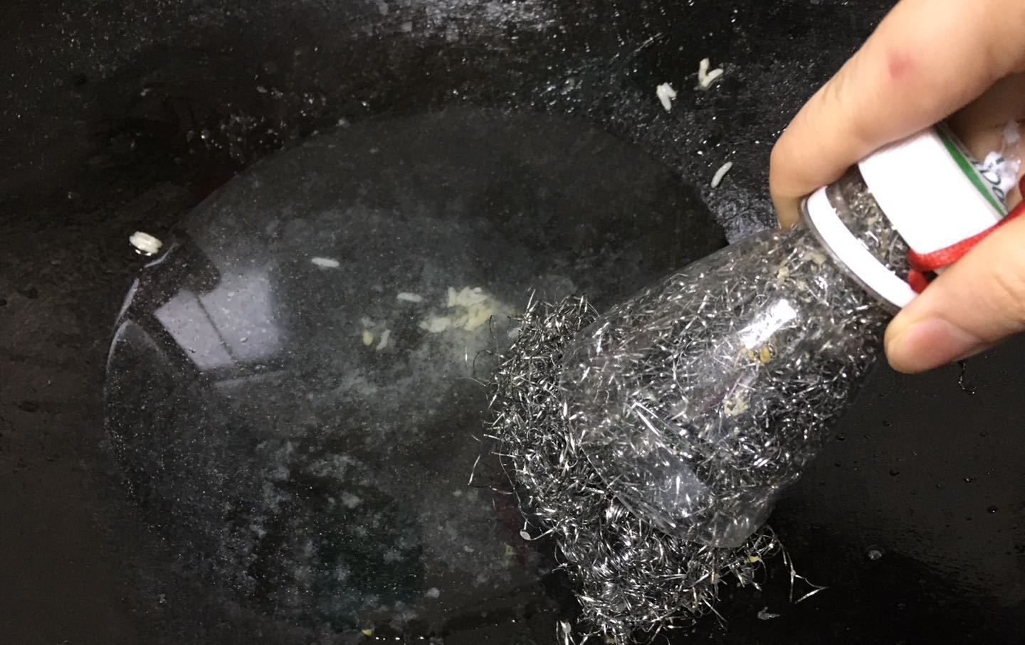  「解决」把钢丝球塞进塑料瓶里，太厉害了，解决了很多家庭主妇的一大难题