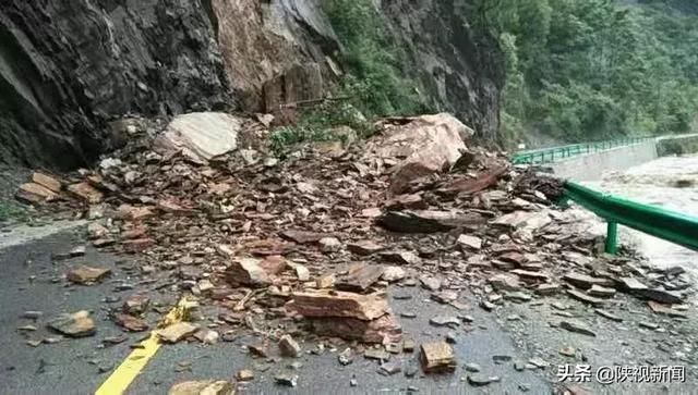 今日入中伏 降雨仍持续！汉中多地暴雨导致道路中断 桥梁冲毁 居