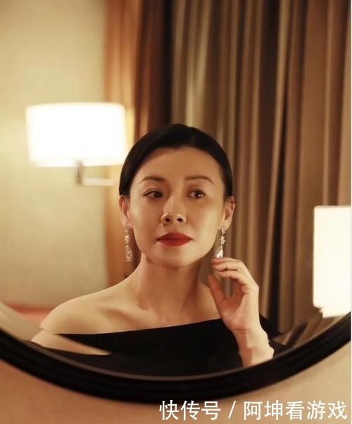  『线条』“德华姑姑”赫本造型美极了，露肩黑裙高级优雅，贵妃侧躺真妩媚