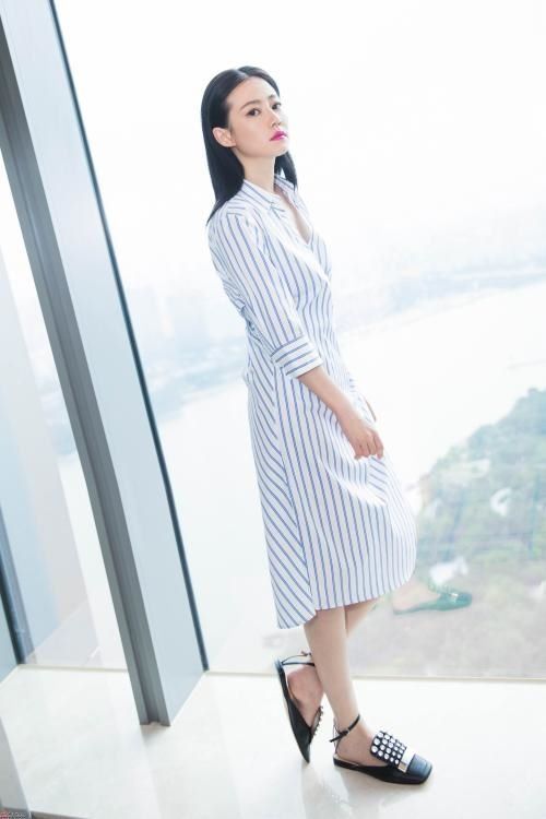 “高贵妃”厉害了，穿个睡衣就敢出门，这“狮子头”堪比范冰冰!