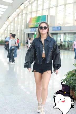 王菊只穿一件抹胸，也敢敞开上衣炫身材，网友：短裤都快撑破了！