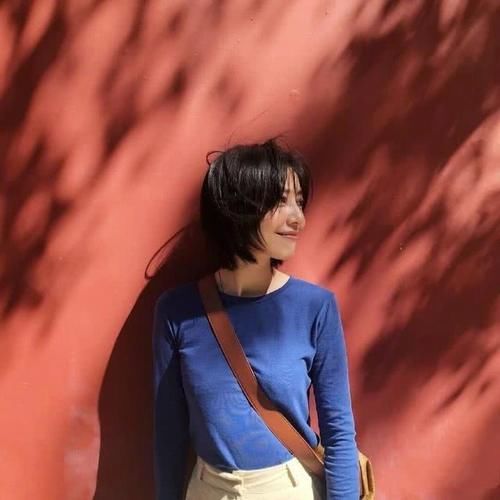 【 显贵】一袭丝绒抹胸长裙温柔性感，搭短发高级显贵，高圆圆女神气质绝了