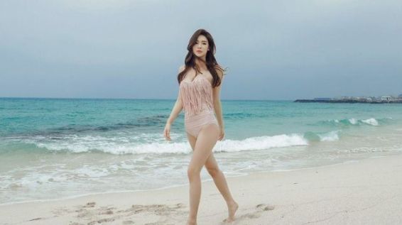 清纯优雅的时尚泳衣美女，具有柔媚气质