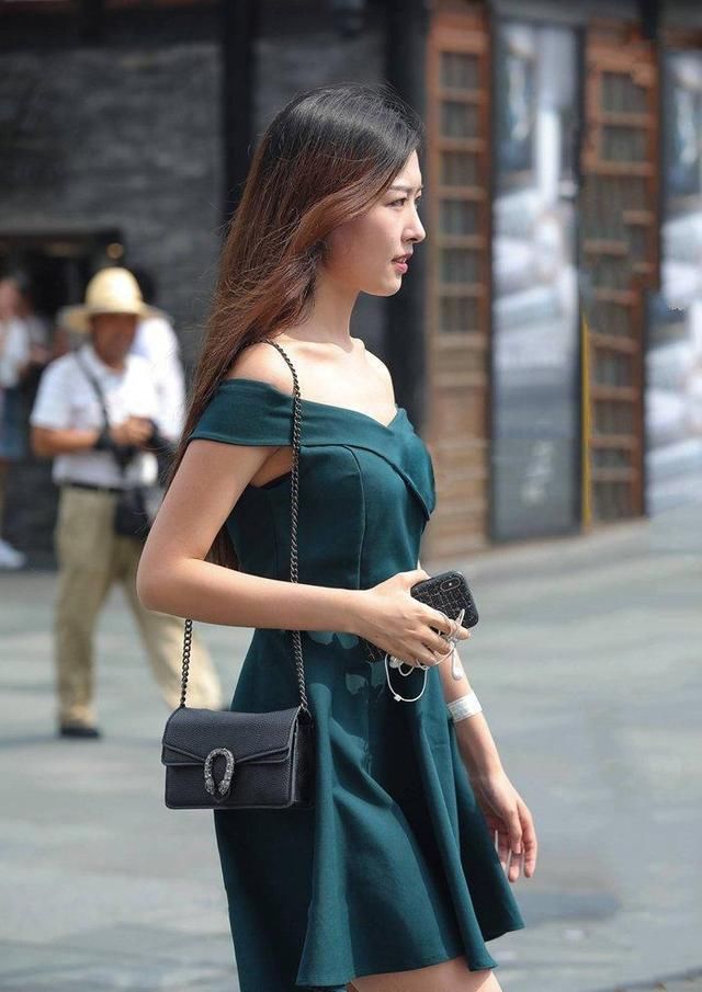 街拍：一字肩连衣裙真好看，紧致修身，显得身材苗条又多姿