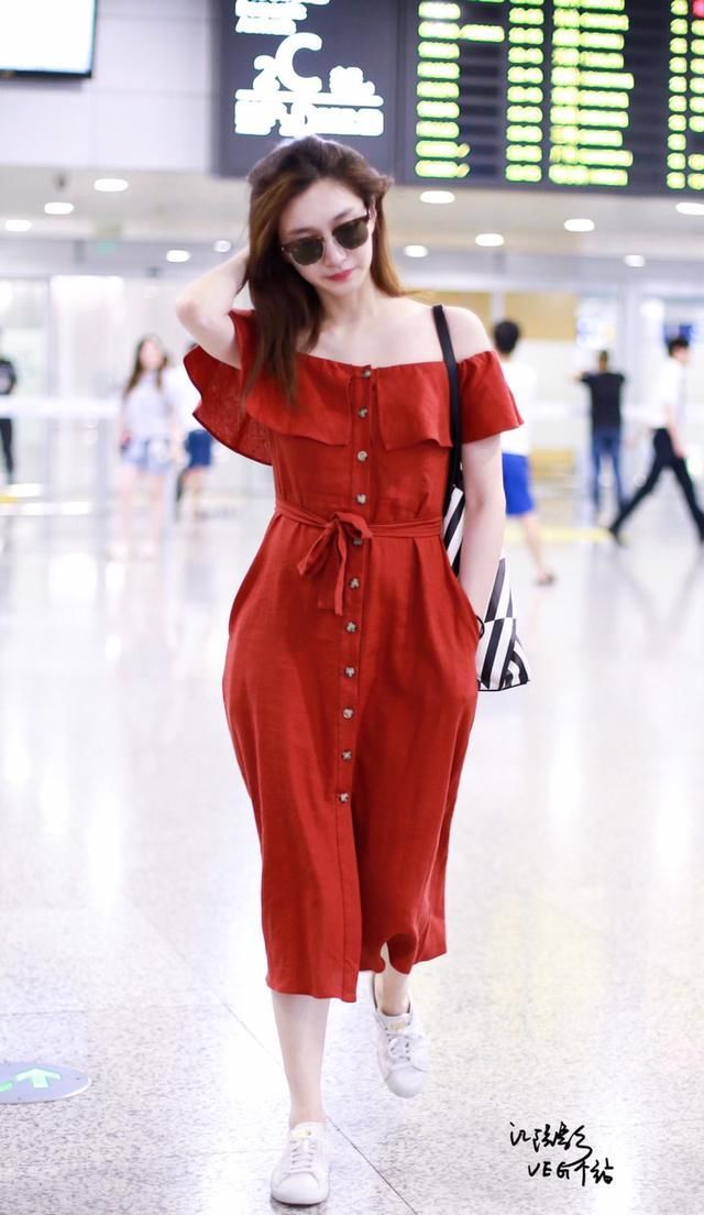 江疏影红色连衣裙亮相机场，网友：上半身好美，下半身是你的吗