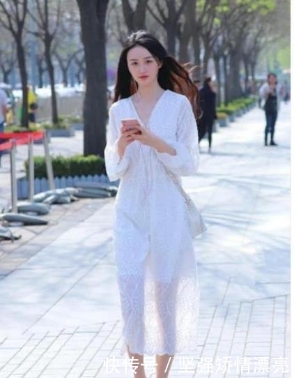 美女|街拍:身材凹凸有致的美女,一身素色的穿搭魅力十足