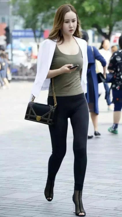 你们最爱的紧身裤包臀，勾勒出完美曲线，丰满不是胖啊