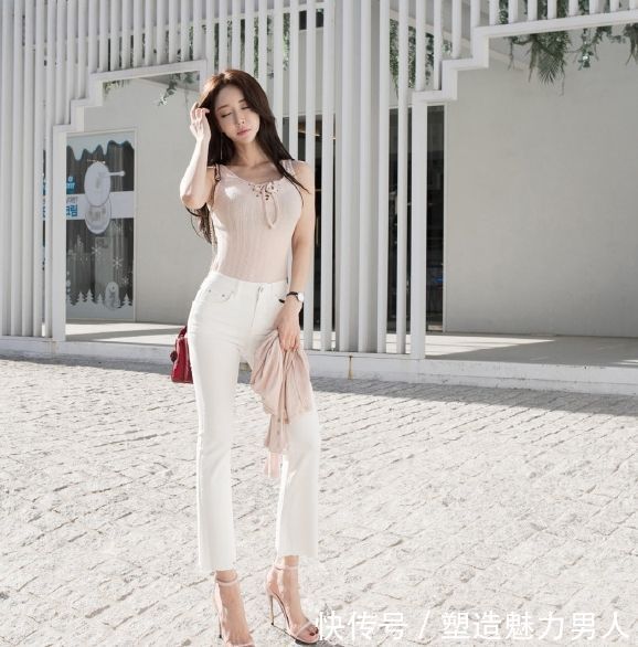 街拍：优雅温柔的白色牛仔裤，唯美的气质，非常显瘦