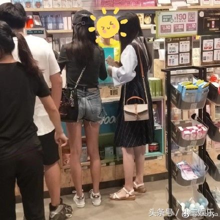 吴宣仪回海南老家逛超市被偶遇 超短裤秀长腿身材纤细