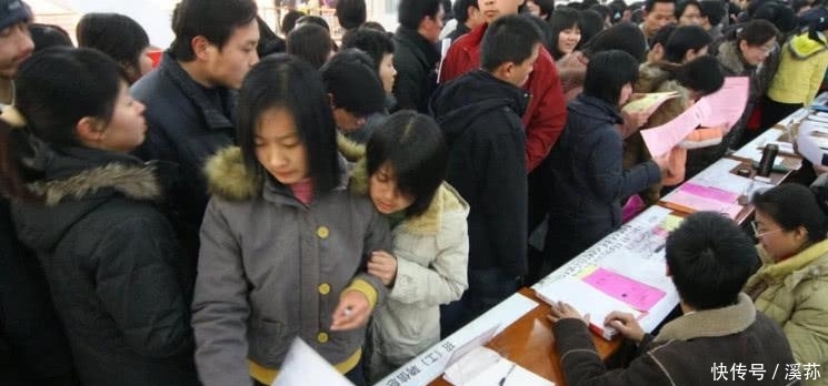 县级市公务员：工作10年，晒出每月真实收入，还以为看错了