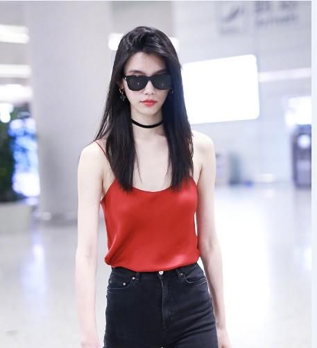 奚梦瑶“万年靴”又来了！气场强大不输以往，网友疑似衣服是肚兜