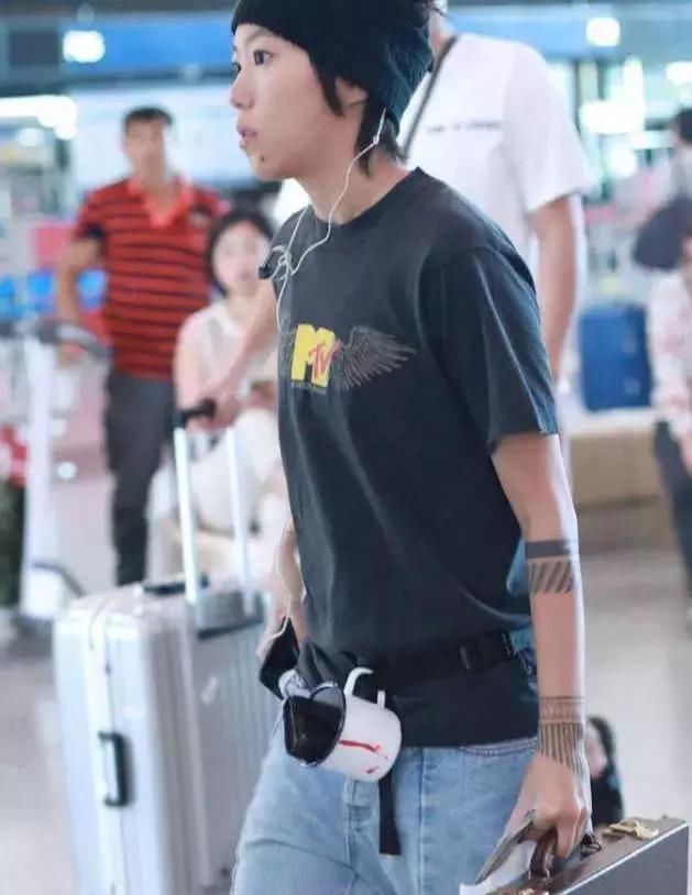 窦靖童这是玩哪一出，80年代的瓷杯子挂腰上，幸亏你娘是王菲！