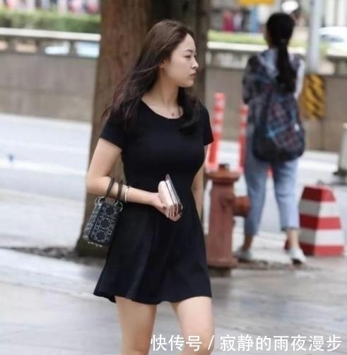 「凸显」街拍:白色一字肩上衣配牛仔短裙,凸显大长腿,美女时尚又靓丽