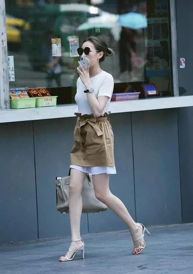 街拍：身材曼妙动人的美女，天生丽质，潮流感十足！